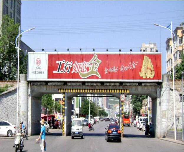 張家口戶外廣告工業(yè)街鐵路橋三面翻廣告牌